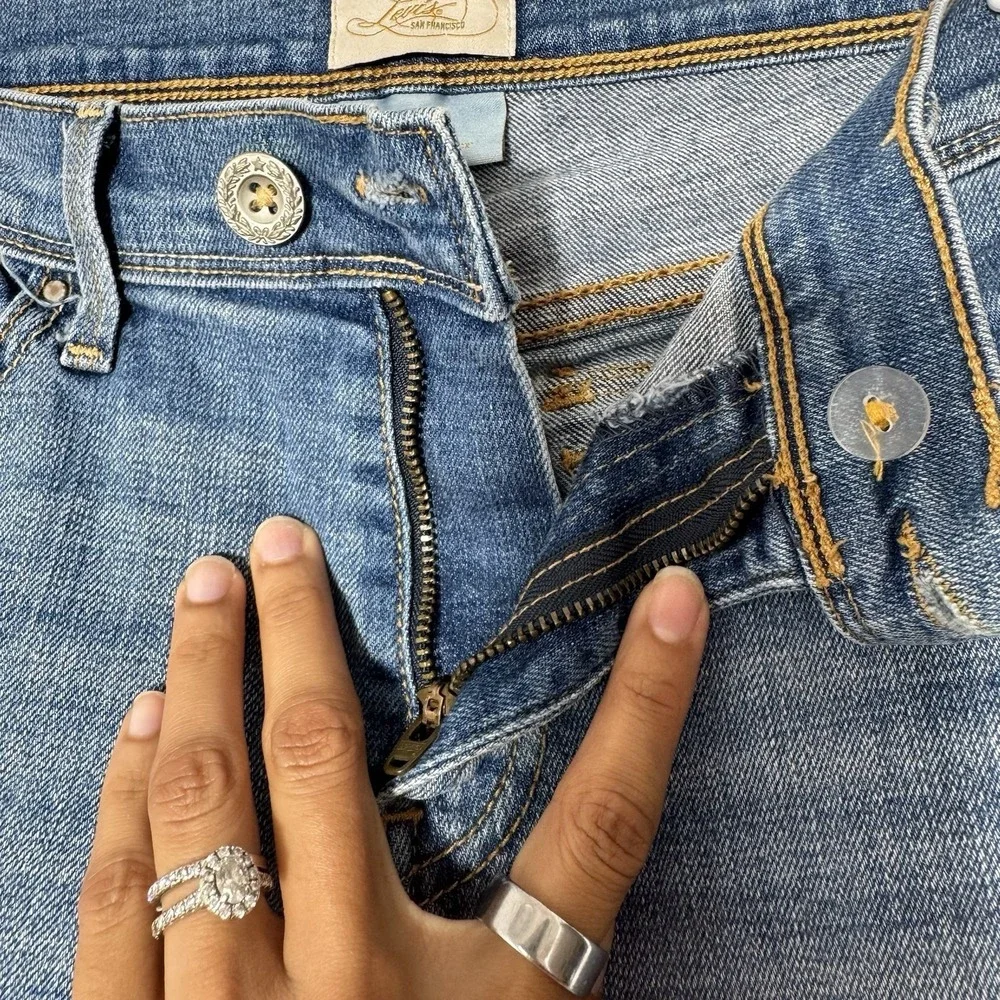 Levi's San Francisco 515 Capri Skimmers Sz 6 Embroidery Medium Wash Button Hems
